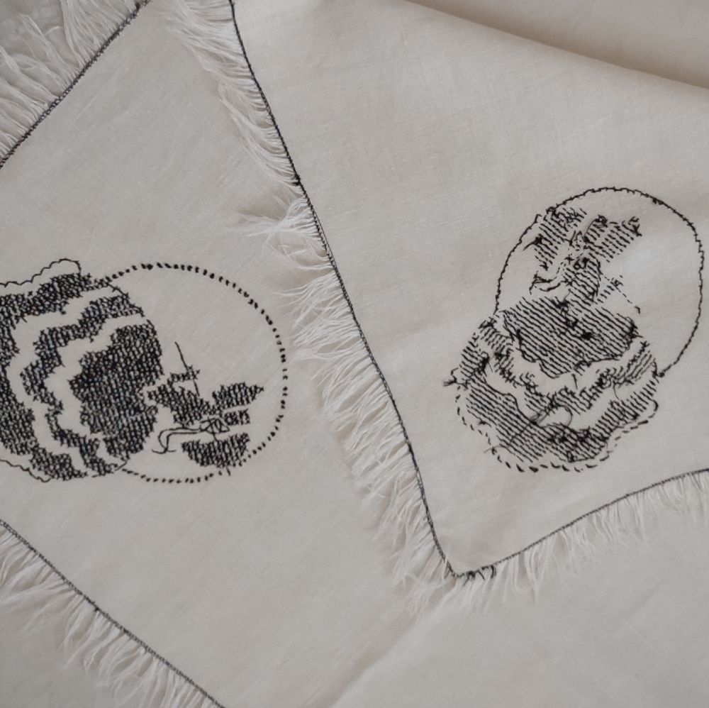 Hand Embroidered Tablecloth With Fringe - Picture 5 of 5
